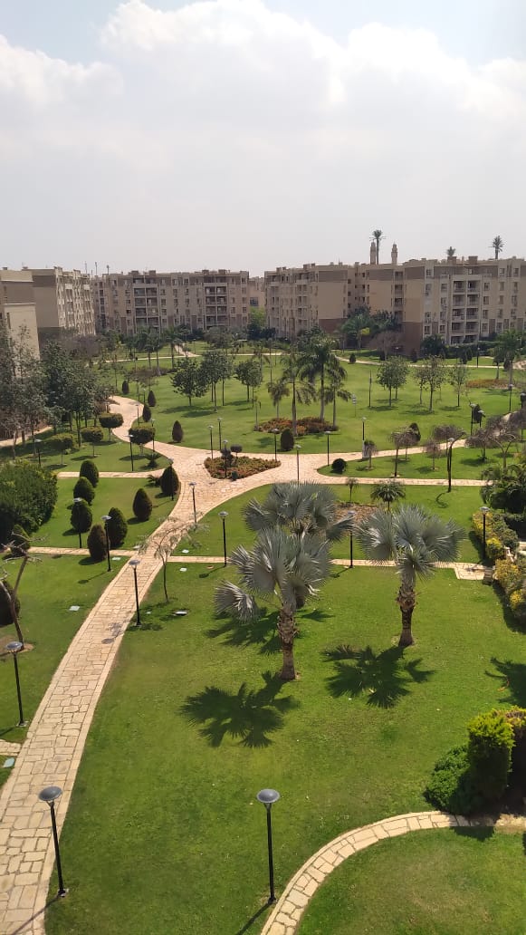 شقة في مدينتي 96 م2 للإيجار قانون جديد على حديقة كبيرة تشطيب خاص 15,000 ج 